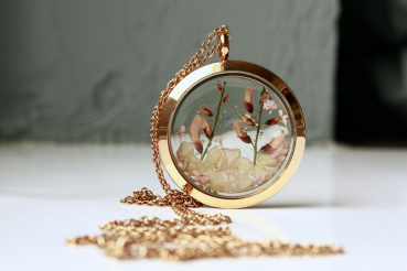 Kette Medaillon Blüte Resin rosegoldfarben Edelstahl Terrarium Kette